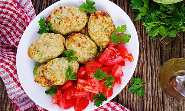 Плесните 1 стакан: котлеты из жесткого мяса превратятся в нежный и сочный деликатес